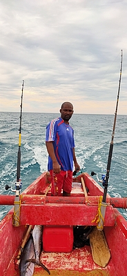 piroguier sur bateau en fibre à Madagascar